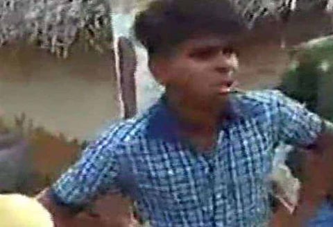 காதல் தகராறில் பிளஸ் 1 மாணவன் மின்சார கம்பத்தில் கட்டி வைத்து அடி-உதை