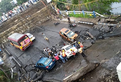 கொல்கத்தாவில் பழமையான பாலம் இடிந்து விபத்து நேரிட்டதில் 5 பேர் உயிரிழப்பு; பலர் காயம்