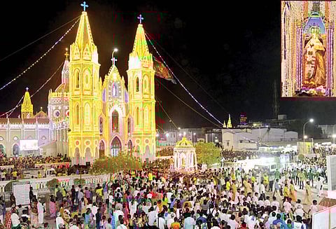 வேளாங்கண்ணி புனித ஆரோக்கிய அன்னை பேராலய சிறிய தேர்பவனி திரளான பக்தர்கள் பங்கேற்பு