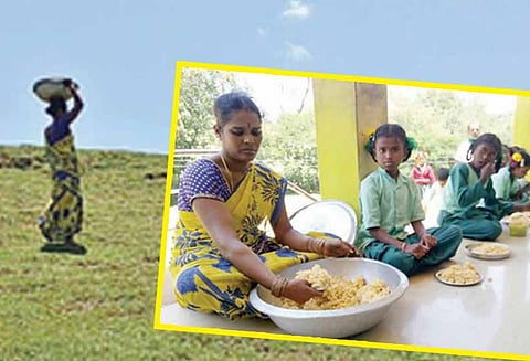 2 கி.மீ. தூரம் தலையில் சத்துணவை சுமந்து மாணவ, மாணவிகளுக்கு வழங்கும் பெண்