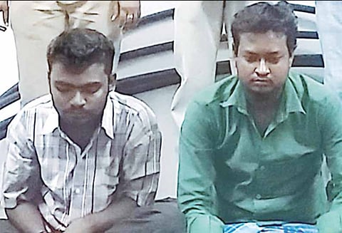 அடுத்தடுத்து 2 வீடுகளில் ரூ.5 லட்சம் பொருட்கள் கொள்ளை