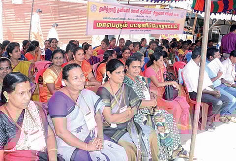 நாகர்கோவிலில் தனியார் பள்ளி ஆசிரியர் அலுவலர் சங்கத்தினர் பட்டினி போராட்டம்