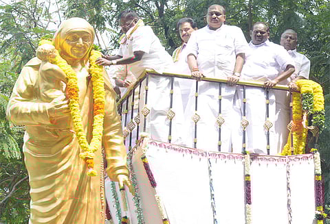 அன்னை தெரசா நினைவு தினம்: சிலைக்கு மாலை அணிவித்து நாராயணசாமி மரியாதை