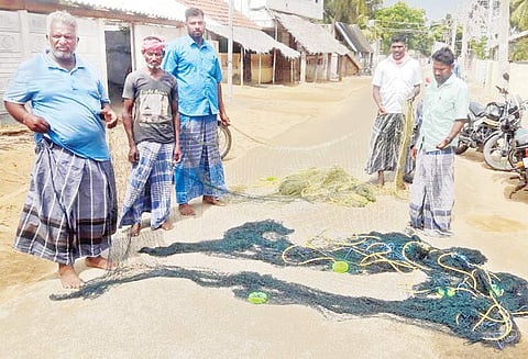 நடுக்கடலில் இலங்கை மீனவர்கள் அடாவடி: நாகை மீனவர்கள் மீது பெட்ரோல் குண்டு வீச்சு