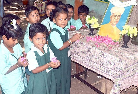 ஆசிரியர் தின விழா கொண்டாட்டம் மாணவ-மாணவிகள் ரோஜா பூ கொடுத்து வாழ்த்து