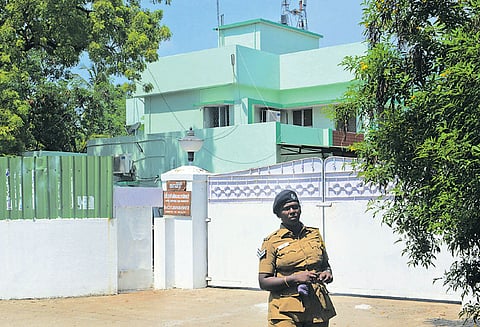 குட்கா ஊழல் வழக்கில் நடவடிக்கை : அமைச்சர் விஜயபாஸ்கர் வீட்டில் சி.பி.ஐ. சோதனை