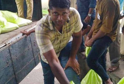 ஐஏஎஸ் அதிகாரி என்பதையே மறைத்து 8 நாட்கள் வெள்ள மீட்புப்பணிகளில் ஈடுபட்டவர்