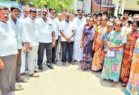 வீடுகளை அகற்ற எதிர்ப்பு தெரிவித்து திருவள்ளூர் கலெக்டர் அலுவலகம் முற்றுகை