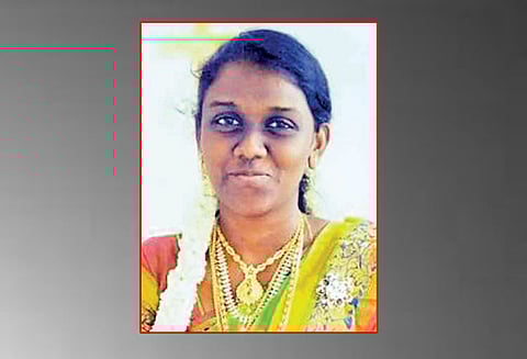 செங்குன்றம் அருகே லாரி மோதி பள்ளி ஆசிரியை பலி