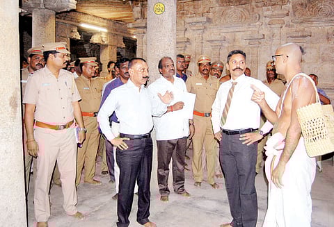 ஸ்ரீரங்கம் ரெங்கநாதர் கோவிலில் ஐ.ஜி. பொன்மாணிக்கவேல் ஆய்வு