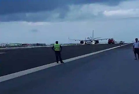 மாலத்தீவில் கட்டுமான பணிகள் நடைபெறும் விமான ஓடுதளத்தில் ஏர்இந்தியா விமானம் தரையிறங்கியது