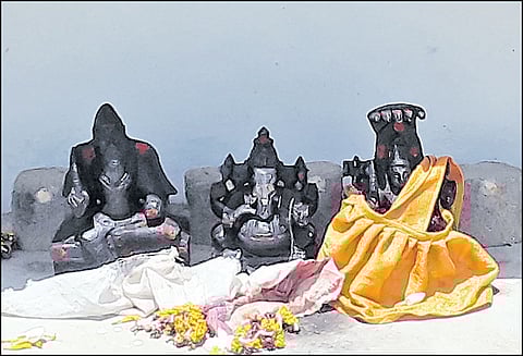 கும்மிடிப்பூண்டி அருகே அம்மன் கோவில் வளாகத்தில் புதிதாக வைக்கப்பட்ட சாமி சிலைகள்