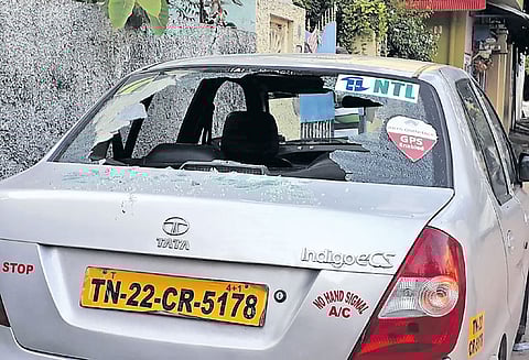 வியாசர்பாடி, 6 கார்கள், 2 ஆட்டோக்களின் கண்ணாடிகளை அடித்து நொறுக்கிய ரவுடி கும்பல்