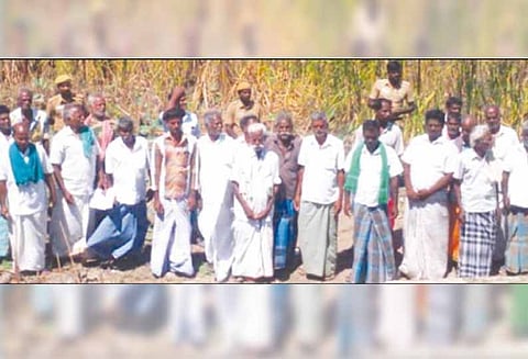 விவசாய சங்கத்தினர் ஏரியில் இறங்கி ஆர்ப்பாட்டம்