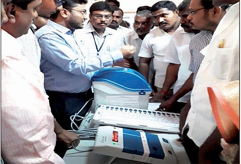 திருப்பூர் தெற்கு தாலுகா அலுவலகம்: வாக்குப்பதிவு எந்திரங்கள் சரிபார்ப்பு பணி அனைத்து கட்சியினர் முன்னிலையில் நடந்தது