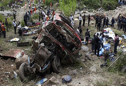 இந்தோனேசியா: பேருந்து கவிழ்ந்த விபத்தில் 21 பேர் பலி