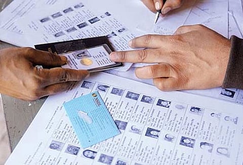 வாக்காளர் பட்டியலில் பெயர் சேர்க்க, திருத்த தமிழகம் முழுவதும் இன்று சிறப்பு முகாம்