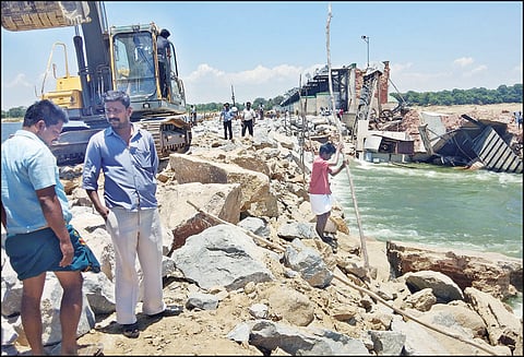 கொள்ளிடம் அணையில் கூடுதலாக பாறாங்கற்கள் கொட்டி தடுப்புகள் அமைப்பு