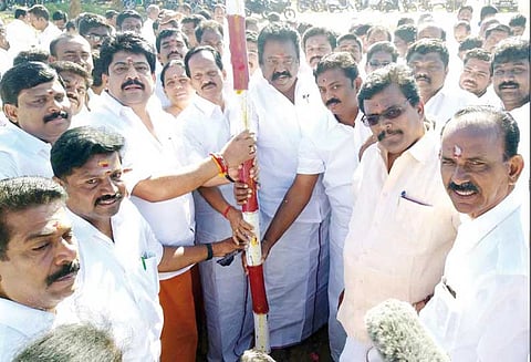 இடைத்தேர்தலில் அ.தி.மு.க. வெற்றி பெற்றால் நாங்கள் அவர்களுடன் செல்ல தயார் - தங்க தமிழ்செல்வன் பேட்டி