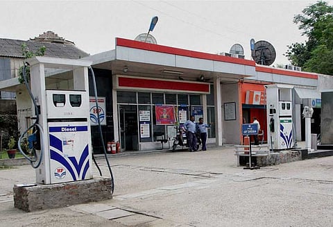 தமிழகத்தில் நாளை பெட்ரோல் பங்க் செயல்படும்