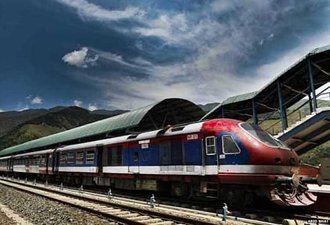 தொடர்ந்து 2-வது நாளாக காஷ்மீரில் ரெயில் போக்குவரத்து நிறுத்தம்
