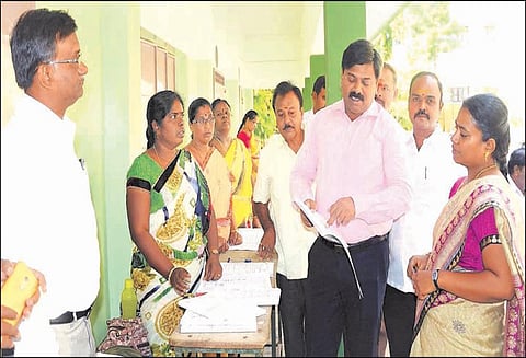 வாக்காளர் பட்டியலில் பெயர் சேர்த்தல், நீக்கல் சிறப்பு முகாம் - ஆணையாளர் சதீஷ் நேரில் ஆய்வு