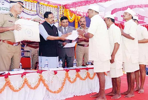 பெங்களூரு உள்பட கர்நாடக மத்திய சிறைகளில் இருந்து நன்னடத்தை அடிப்படையில் 79 கைதிகள் விடுதலை