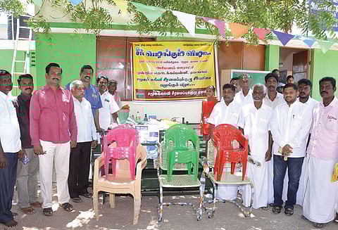 அரசு பள்ளிக்கு சீர்வரிசை வழங்கிய பொதுமக்கள்