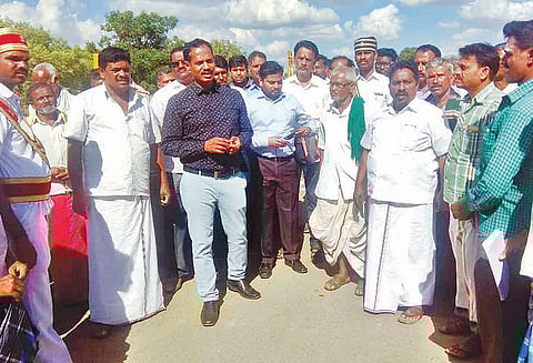 ராயக்கோட்டை அருகே தரைப்பாலம் அமையும் இடத்தை கலெக்டர் நேரில் ஆய்வு