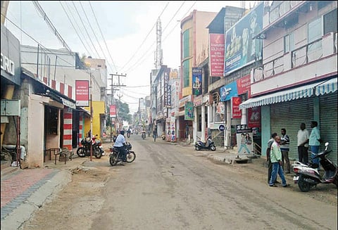 பெட்ரோல், டீசல் விலை உயர்வை கண்டித்து மாவட்டம் முழுவதும் 40 சதவீதம் கடைகள் மூடப்பட்டன