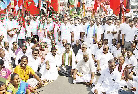 தஞ்சை மாவட்டத்தில் 13 இடங்களில் பஸ்-ரெயில் மறியல் 565 பேர் கைது