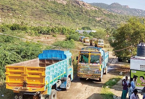 கல்குவாரிகளை மூடக்கோரி 15 டிப்பர் லாரிகள் சிறைபிடிப்பு