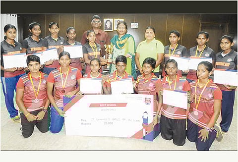 மாநில அளவிலான தடகள போட்டிகளில் சாதனை படைத்த மாணவிகளுக்கு கலெக்டர் பாராட்டு