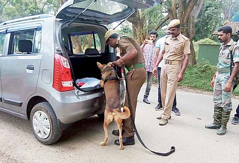 மோப்பநாய் உதவியுடன் வாகன சோதனை