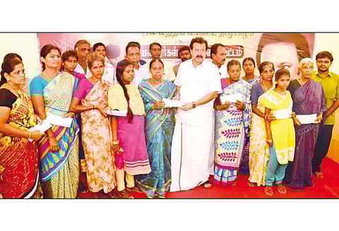 கருணாநிதி இறந்த செய்தி கேட்டு அதிர்ச்சியில் மரணமடைந்த 8 பேர் குடும்பத்திற்கு தலா ரூ.2 லட்சம் நிவாரணம் பொன்முடி எம்.எல்.ஏ. வழங்கினார்