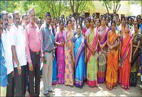 நீட் பயிற்சி வகுப்பை புறக்கணித்து முதுகலை ஆசிரியர்கள் போராட்டம்