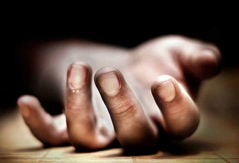 ஓடும் பஸ்சில் இருந்து இறங்கியபோது சக்கரத்தில் சிக்கி உடல் நசுங்கி தொழிலாளி பரிதாப சாவு