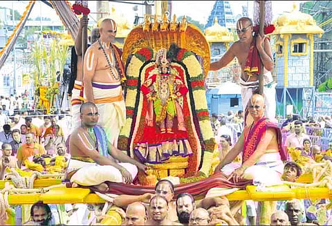 பிரம்மோற்சவ விழா 2-வது நாள்: சின்ன சேஷ வாகனத்தில் மலையப்பசாமி வீதி உலா