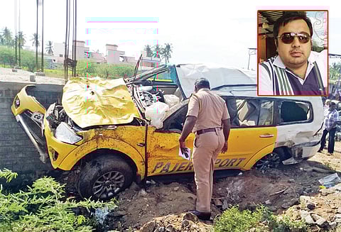 பரமத்திவேலூர் அருகே தாறுமாறாக ஓடிய கார் உருண்டது; பெங்களூரு டிராவல்ஸ் அதிபர் பலி