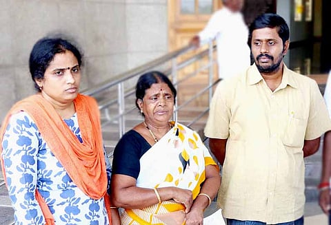 தற்கொலைக்கு அனுமதி கேட்டு என்.எல்.சி. ஒப்பந்ததாரரின் குடும்பத்தினர் போராட்டம்