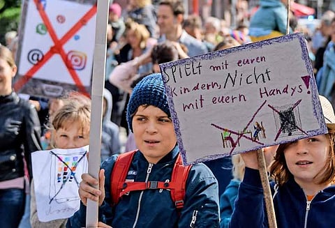 ”செல்போனுடன் விளையாடாமல் என்னுடன் விளையாடுங்கள்” - பெற்றோருக்கு எதிராக போராடிய சிறுவன்