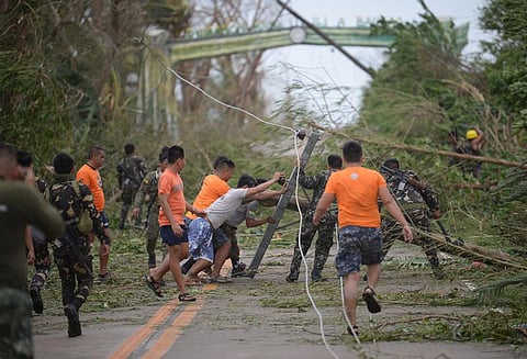 பிலிப்பைன்ஸை தாக்கிய ’மங்குட் புயல்’ 12 பேர் உயிரிழப்பு