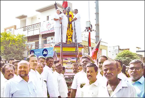 பிறந்த நாளையொட்டி அண்ணா சிலைக்கு அரசியல் கட்சியினர் மாலை அணிவித்து மரியாதை