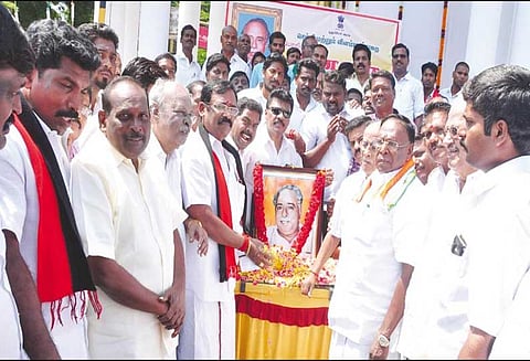 அண்ணா பிறந்த நாள் விழா: சிலைக்கு மாலை அணிவித்து தலைவர்கள் மரியாதை