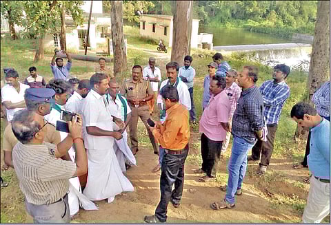 முல்லைப்பெரியாற்றில் தடுப்பணை கட்டி மதுரைக்கு குடிநீர் கொண்டு செல்ல விவசாயிகள் எதிர்ப்பு