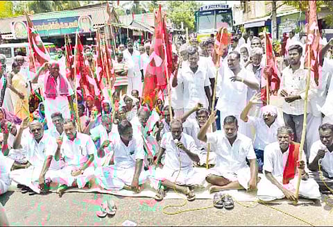 பாசன வாய்க்கால்களை தூர்வாரக்கோரி விவசாயிகள் சாலை மறியல்