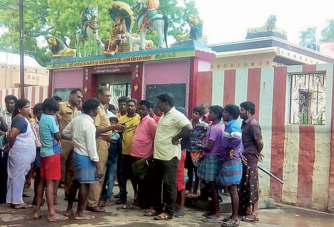 குடிநீரில் சாக்கடை கலந்து வந்ததால் பொதுமக்கள் சாலை மறியலில் ஈடுபட முயற்சி