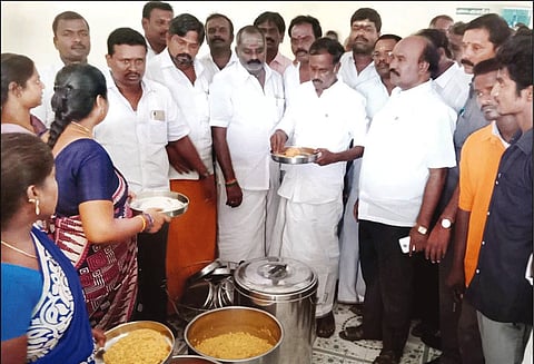 ஆரணியில் அம்மா உணவகங்களில் அமைச்சர் ஆய்வு