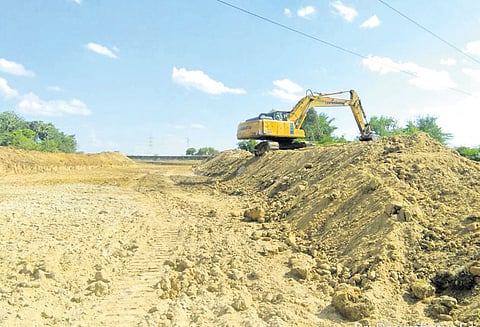 ஸ்ரீபெரும்புதூர் ஏரியில் இருந்து செம்பரம்பாக்கம் ஏரிக்கு உபரிநீர் செல்லும் கால்வாய் ரூ.20 லட்சத்தில் சீரமைப்பு