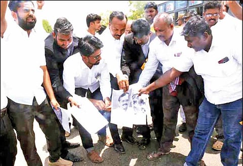 எச்.ராஜா உருவப்படத்தை எரித்து வக்கீல்கள் ஆர்ப்பாட்டம்